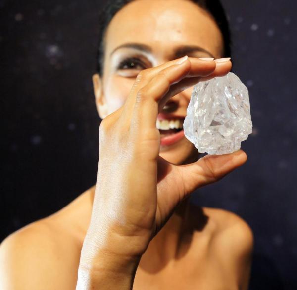 Γιατί εμφανίζονται τόσα πολλά γιγαντιαία διαμάντια;