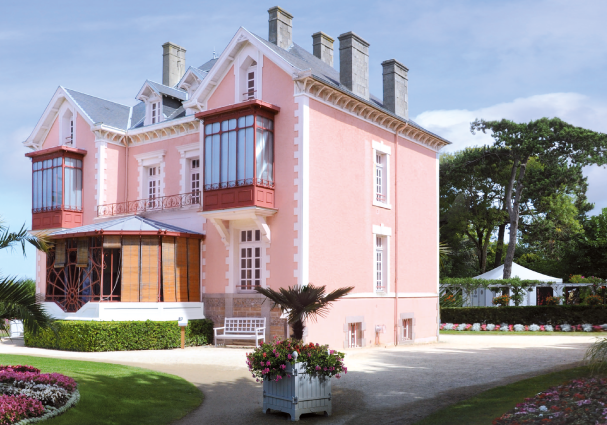 Ταξίδι στη ζωή του Dior μέσα από την ιστορία της βίλας Les Rhumbs