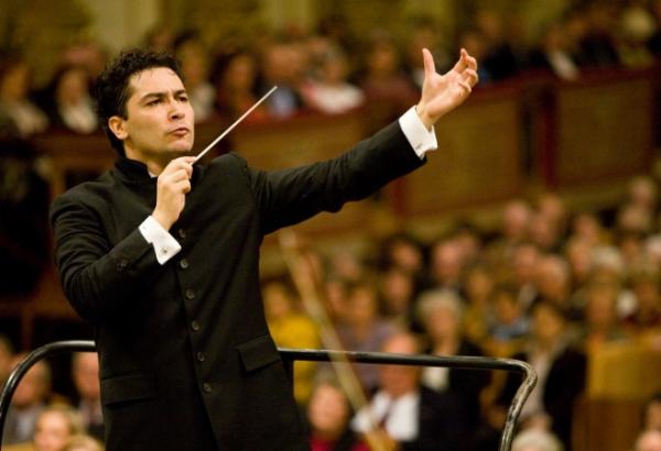 Ο Αντρές Ορόσκο Εστράντα στο τιμόνι της Συμφωνικής της Βιέννης