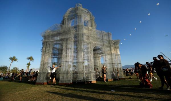 Τρεις ναοί από συρματόπλεγμα δεσπόζουν στο Coachella Festival