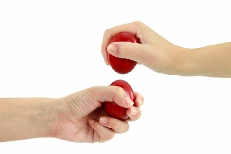 Τα τσουγκρίζουν οι πολιτικοί τα… μελάτα αυγά