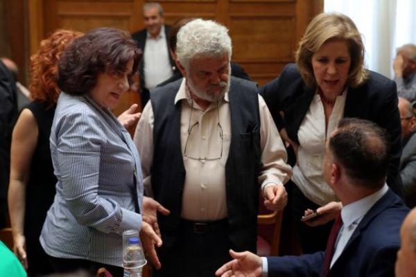 Επιμένει η κυβέρνηση για την αναδοχή από ομόφυλα ζευγάρια