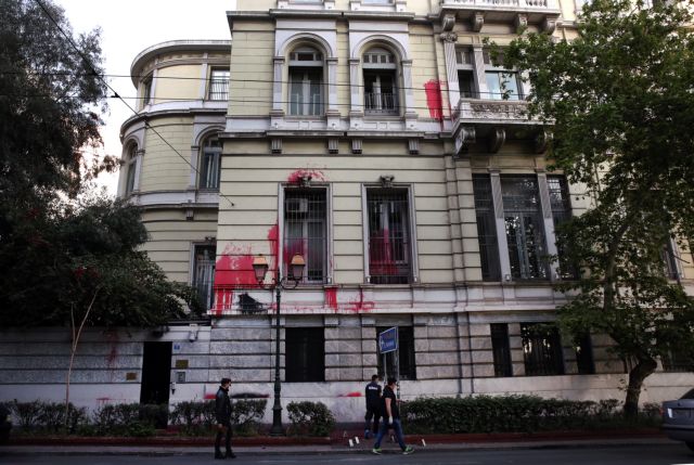 «Πάλι έφυγαν σαν κύριοι» λέει η ΝΔ για την επίθεση του Ρουβίκωνα απέναντι από τη Βουλή