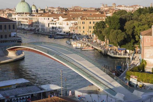Ιταλία: Μεταλλικές μπάρες για την αποφυγή συνωστισμού από τουρίστες