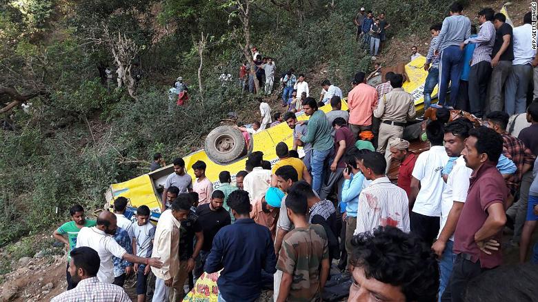 Ινδία: 27 παιδιά νεκρά από πτώση σχολικού λεωφορείου σε γκρεμό