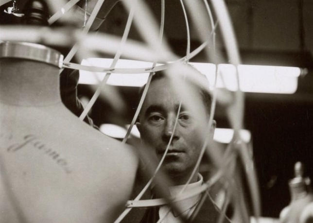 Τσαρλς Τζέιμς: Η τελειομανής μεγαλοφυΐα της μόδας