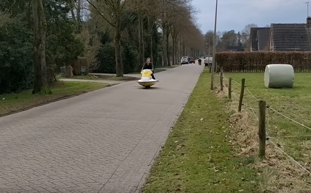 Το τζετ σκι βγήκε στη στεριά