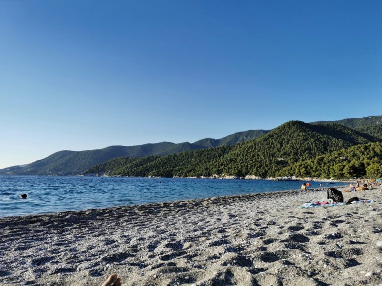 Σκόπελος: Μια υπέροχη πρόταση για δροσιά και χαλάρωση