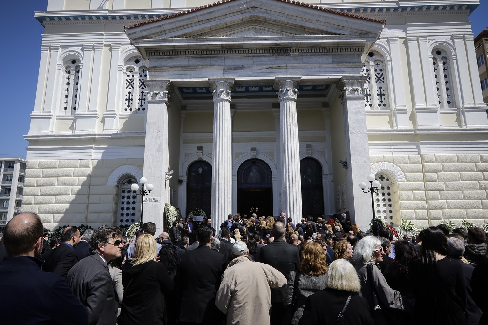 Πλήθος κόσμου στην κηδεία του Στέλιου Σκλαβενίτη [Εικόνες]