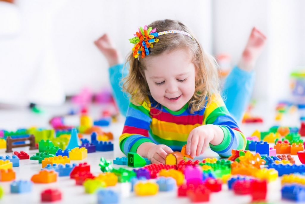 Πρακτικές συμβουλές για να μάθει το παιδί να παίζει μόνο του