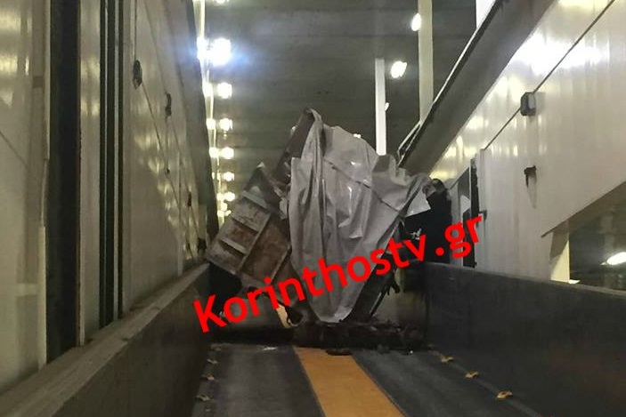 Ανατροπή φορτίου από φορτηγό σε επιβατηγό πλοίο στην Κάλυμνο