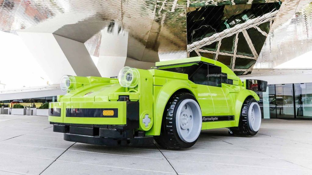 Μια Porsche 911 από τουβλάκια Lego σε φυσικό μέγεθος