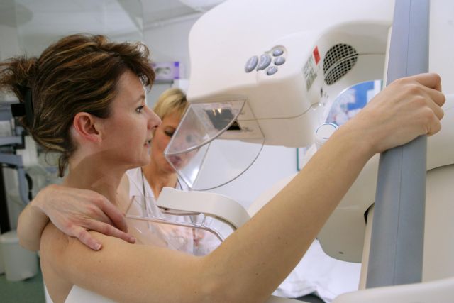 Εξετάσεις έγκαιρης διάγνωσης του καρκίνου μαστού σε 50 Δήμους