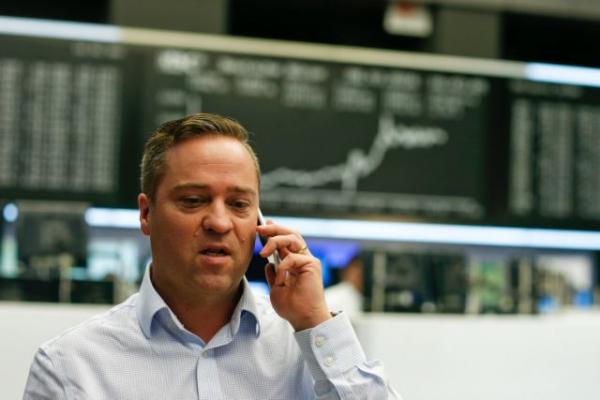 Yποχωρούν κάτω από το 4% οι αποδόσεις των ελληνικών ομολόγων