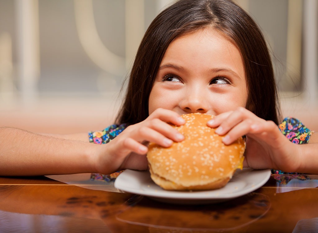 Πώς θα μάθουμε το παιδί να τρώει σωστά εκτός σπιτιού