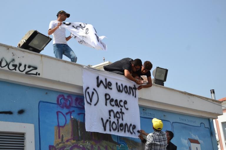 Μυτιλήνη: Συνεχίζεται η κατάληψη της πλατείας Σαπφούς από πρόσφυγες