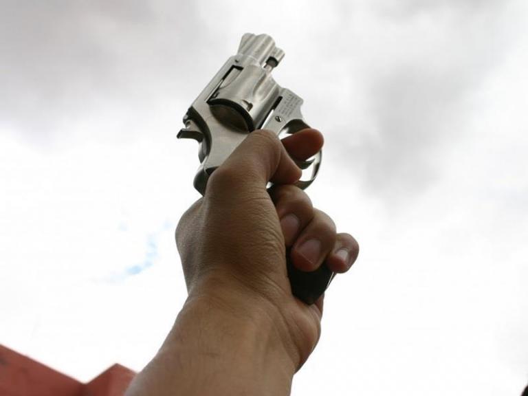 Από το πιστόλι που πυροβολούσε και η ίδια έπεσε νεκρή η 56χρονη στην Κέρκυρα