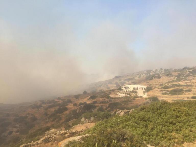 Μεγάλη φωτιά στην Πλάκα της Νάξου [Βίντεο]