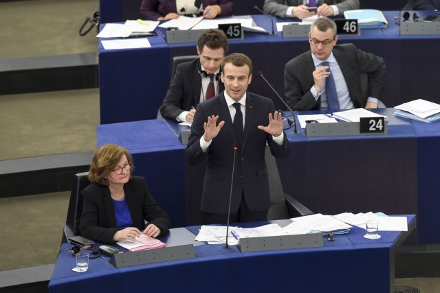 Έξι στους δέκα Γάλλοι δυσαρεστημένοι με τον Μακρόν