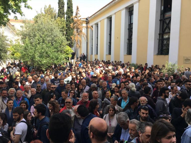 Μέλη του ΠΑΜΕ στα δικαστήρια Ευελπίδων για τους συλληφθέντες διαδηλωτές [Βίντεο]