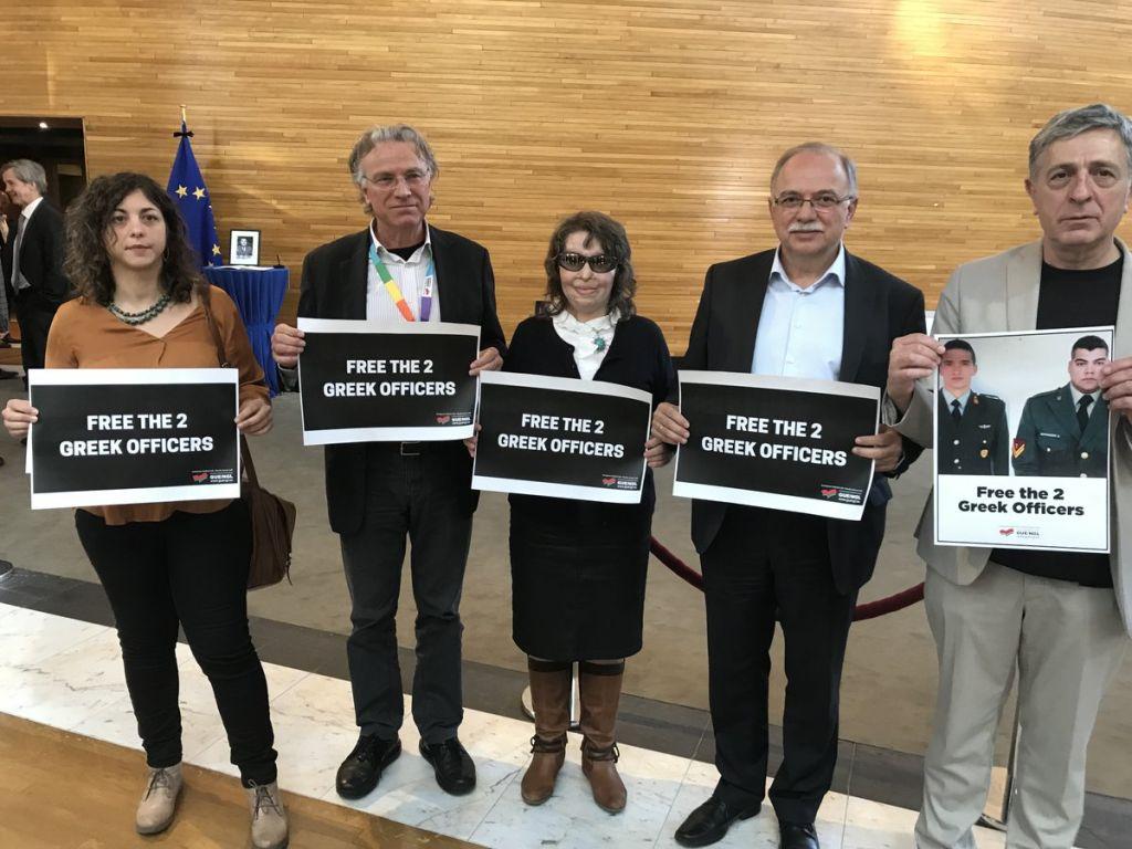 Σήκωσαν φωτογραφίες των δύο στρατιωτικών στο Ευρωκοινοβούλιο
