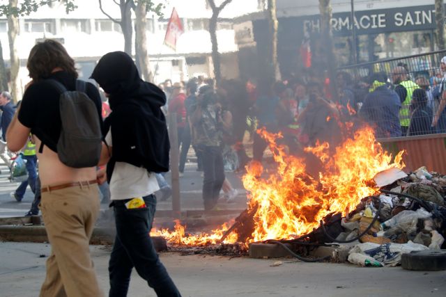 Βίαιες συγκρούσεις στο Παρίσι σε διαδηλώσεις κατά του Μακρόν