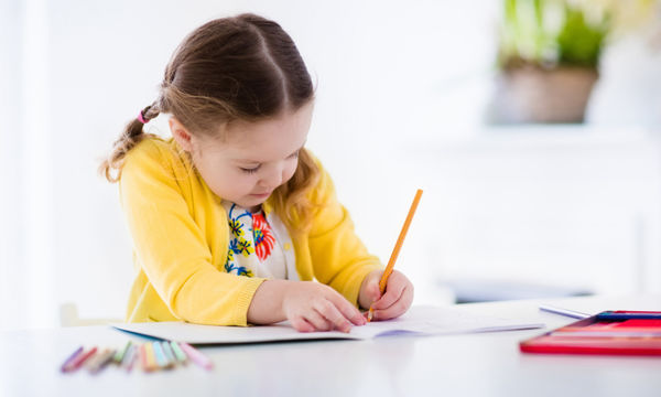 Χειρόγραφο ή τάμπλετ: Τι βοηθάει στην ανάπτυξη των παιδιών;