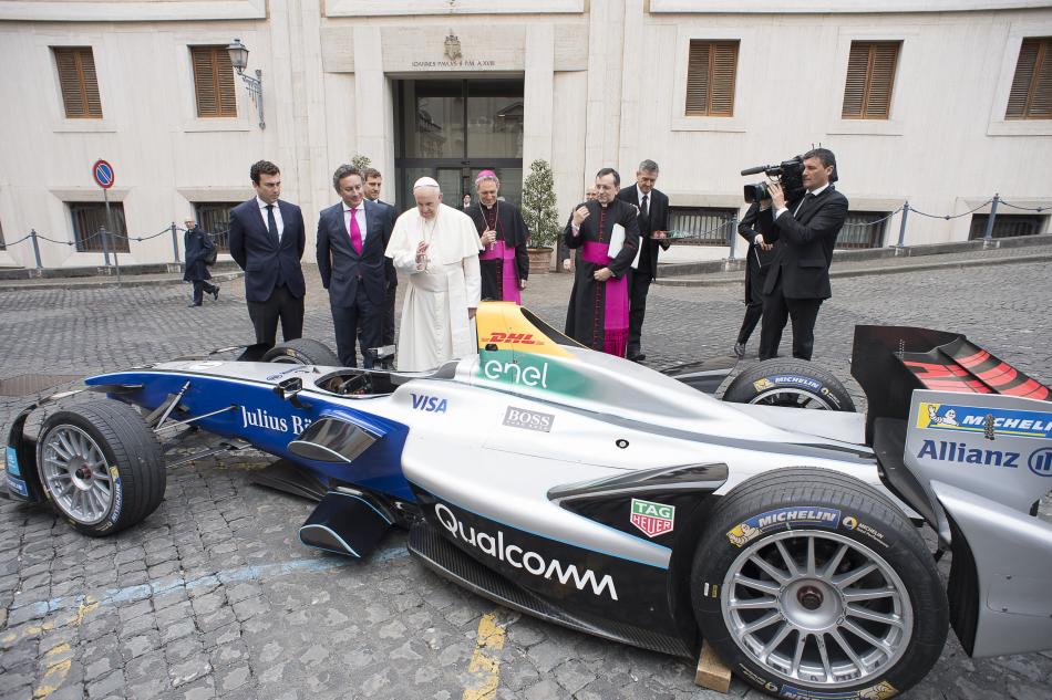 Ο Πάπας Φραγκίσκος ευλογεί μια Formula E