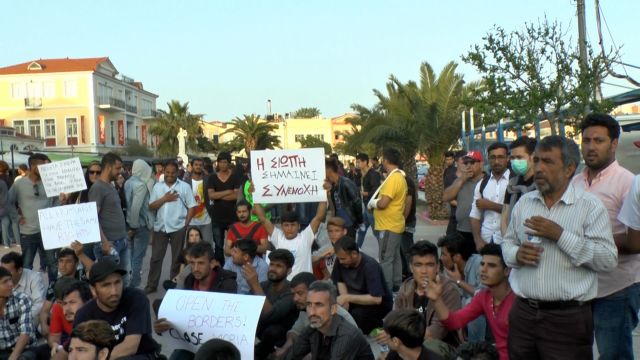 Μυτιλήνη: Πρόσφυγες διαμαρτύρονται ζητώντας να φύγουν από το νησί