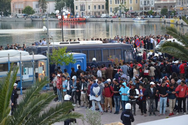 Μυτιλήνη: Η Αστυνομία απομάκρυνε βίαια τους πρόσφυγες από την πλατεία Σαπφούς