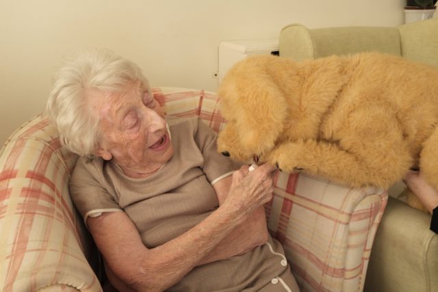 Ρομποτικά σκυλιά μοιράζουν χαμόγελα σε ηλικιωμένους
