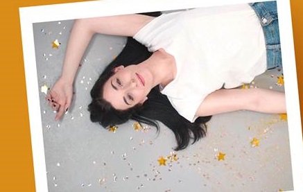 Να γελάμε συχνά μας προτρέπει με το νέο της τραγούδι η Μαρίζα Ρίζου