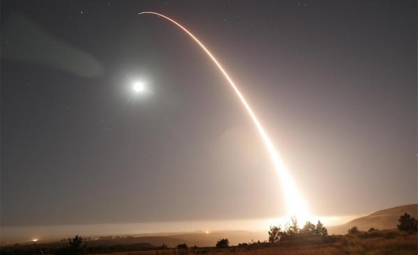 Οι ΗΠΑ προχώρησαν σε επιτυχημένη δοκιμή διηπειρωτικού βαλλιστικού πυραύλου