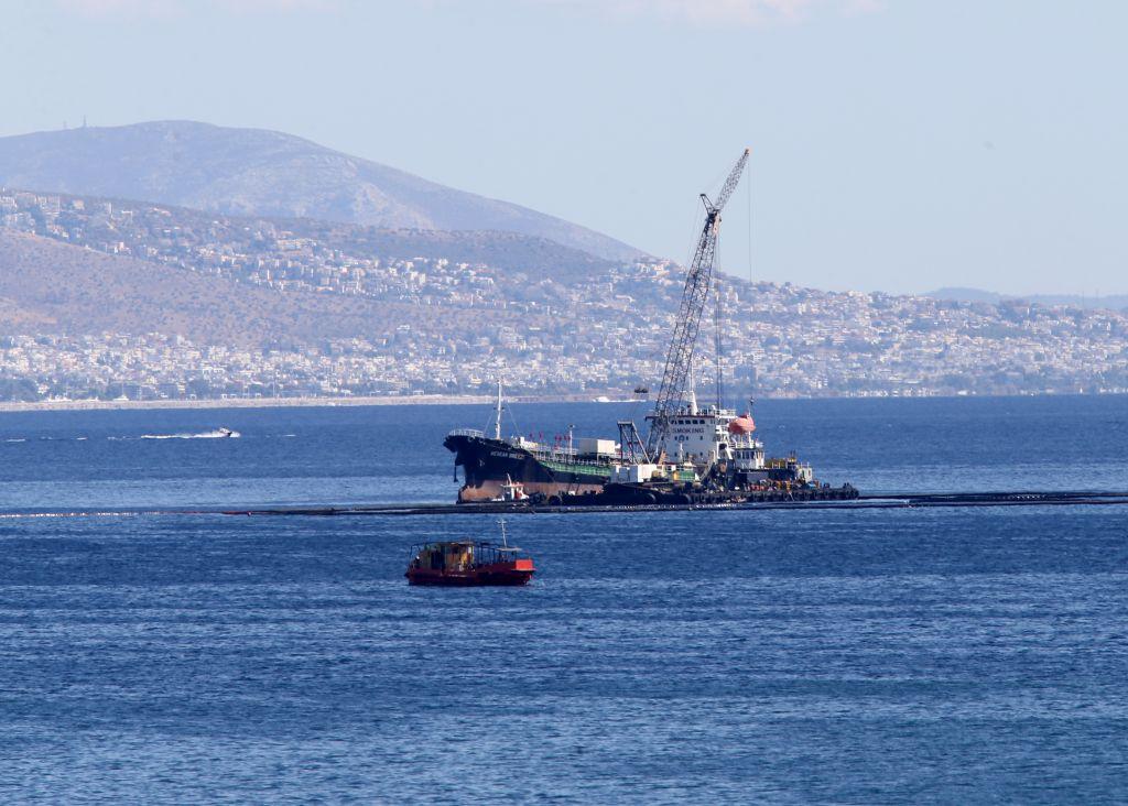 Σαλαμίνα: Βύθιση φορτηγίδας χωρίς θαλάσσια ρύπανση