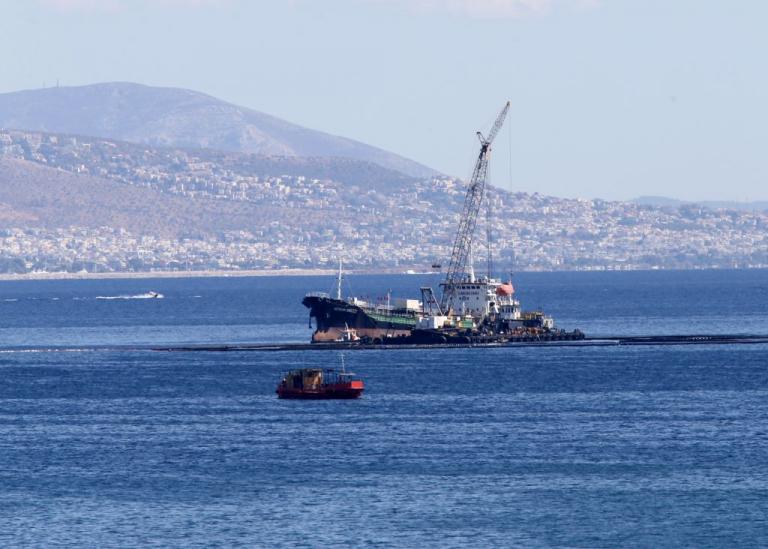 Σαλαμίνα: Βύθιση φορτηγίδας χωρίς θαλάσσια ρύπανση