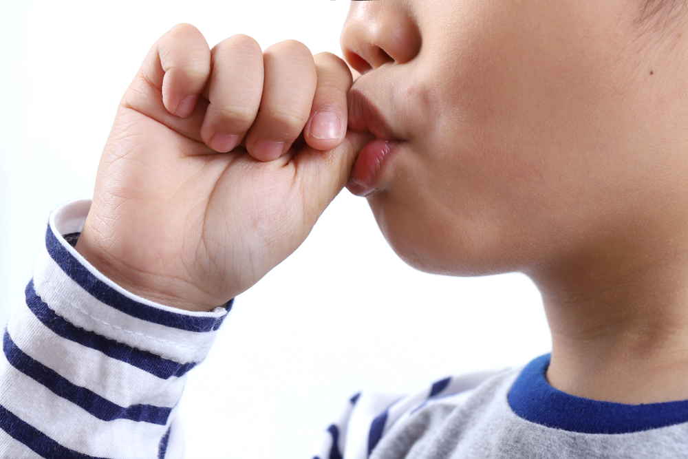 Πώς να βοηθήσετε το παιδί σας να σταματήσει να πιπιλάει το δάχτυλό του