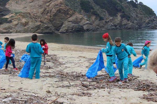 Σκιάθος: Οκτώ τόνους απορριμμάτων μάζεψαν από παραλίες εθελοντές