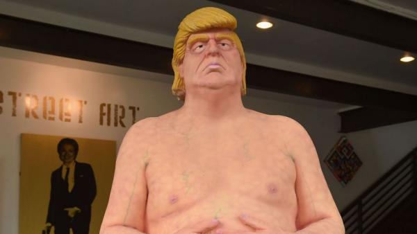 Έχεις λεφτά για πέταμα; Αγόρασε γλυπτό του γυμνού Τραμπ