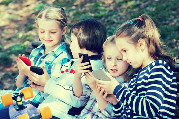Ένα στα τρία παιδιά κάνουν αγορές μέσω των smartphone των γονιών