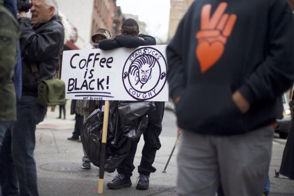 Τα Starbucks στο στόχαστρο για φυλετικές διακρίσεις
