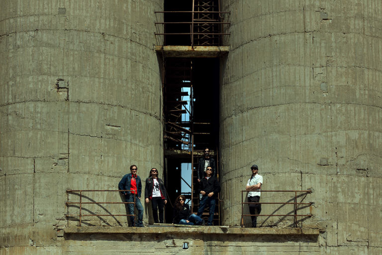 Οι Holy Strangers στο Σκαλιά του Νιάρχος