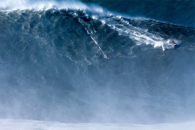 Παγκόσμιο ρεκόρ για σέρφερ που δάμασε «υδάτινο τέρας» ύψους 24,38 μέτρων