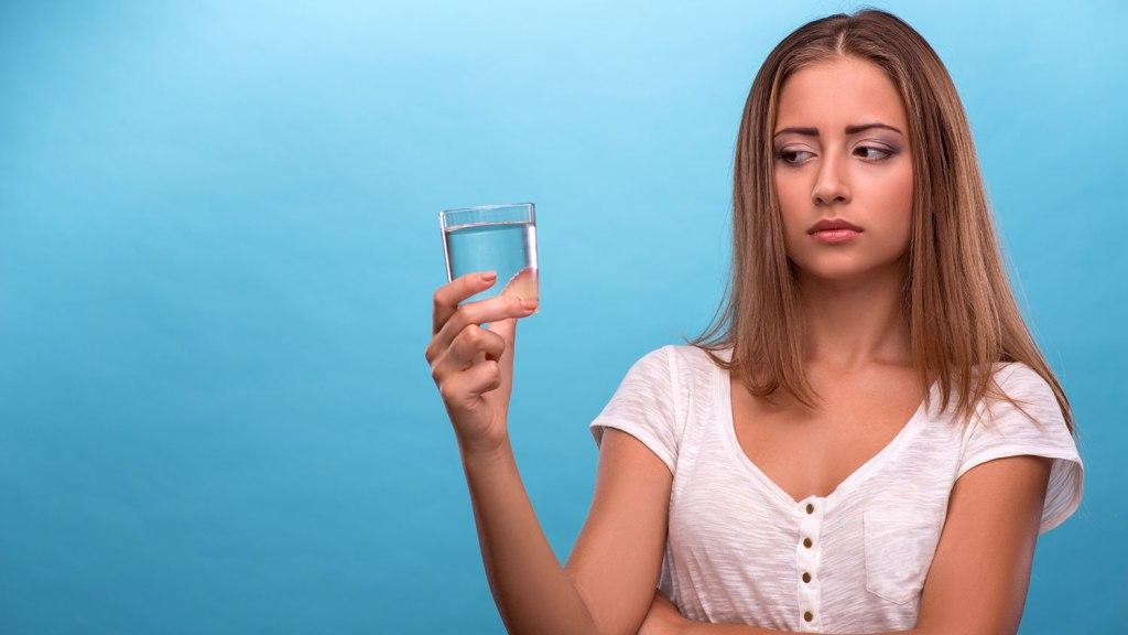 Νέα έρευνα μας αποτρέπει από το να πίνουμε πολύ νερό!