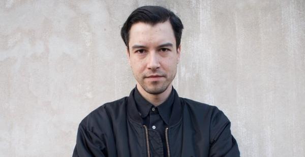 Ο Θάνος Παπακωνσταντίνου «Εκπαιδεύει το κοινό στο Αρχαίο Δράμα»