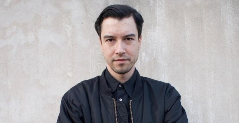 Ο Θάνος Παπακωνσταντίνου «Εκπαιδεύει το κοινό στο Αρχαίο Δράμα»