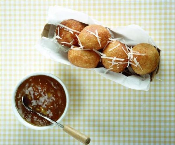 Τυροκροκέτες με γλυκόξινη σάλτσα από πορτοκάλι και κύμινο