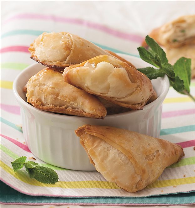 Αρωματικά τυροπιτάκια με κατίκι Δομοκού και ανθότυρο