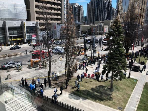 Αιματηρό περιστατικό στο Τορόντο: Βαν έπεσε πάνω σε πεζούς