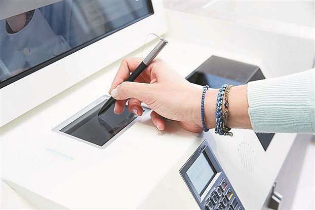 Ξηλώνουν τα γκισέ οι τράπεζες