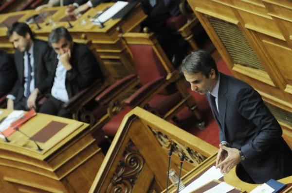 Εξηγήσεις από Τσακαλώτο για τον συνεργάτη του ζητά η ΝΔ